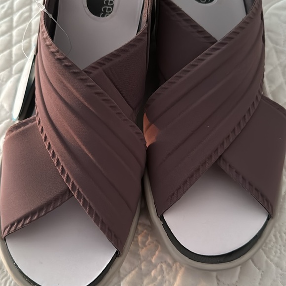 Zees technologies serene tan sandals never worn - Picture 5 of 7